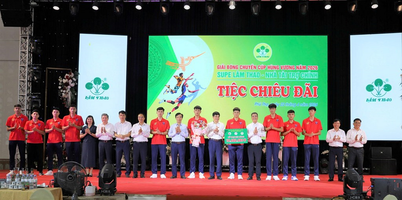 Lãnh đạo Supe Lâm Thao chụp ảnh lưu niệm với các đội bóng chuyền.