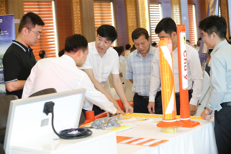 Các đại biểu trải nghiệm hệ thống thiết bị bảo đảm an toàn giao thông thông minh, hiện đại nhất. Ảnh: BXD