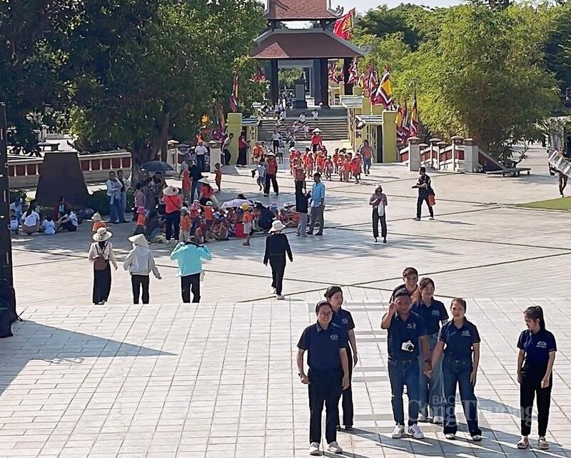 Đền thờ Vua Hùng (TP. Cần Thơ) thu hút đông đảo du khách đến tham quan.