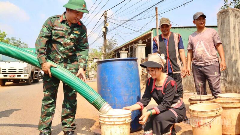 Làng Sơn hiện có 115 hộ với 502 nhân khẩu. Thời gian qua, do nắng nóng kéo dài, nhiều giếng nước trong làng cạn kiệt, khiến đời sống sinh hoạt của người dân gặp nhiều khó khăn.