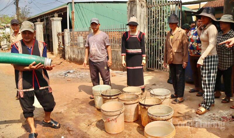 Bà con làng Sơn đứng chờ tới lượt nhận nước.