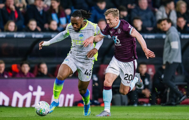 Man City chính thức chiếm ngôi đầu bảng Ngoại Hạng Anh. Ảnh: AFP.