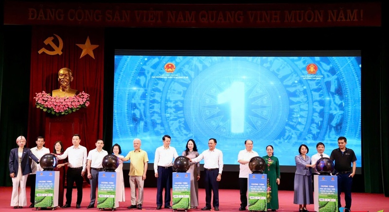 Các đại biểu thực hiện nghi thức ấn nút khai mạc chương trình. Ảnh: TN