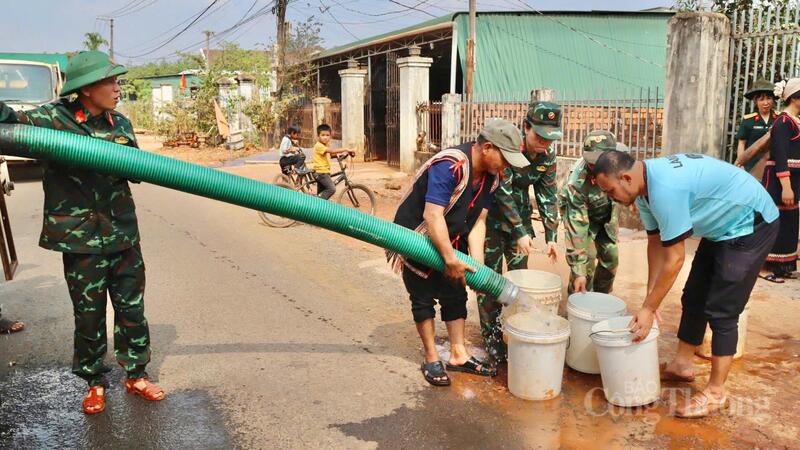 Việc cấp nước miễn phí góp phần hỗ trợ bà con vượt qua cao điểm hạn.