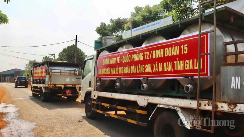 Đoàn Kinh tế - Quốc phòng 72 (Binh đoàn 15) đã điều 3 xe bồn chở 24m3 nước sạch vào làng Sơn (xã Ia Nan, tỉnh Gia Lai) kịp thời tiếp tế cho người dân.