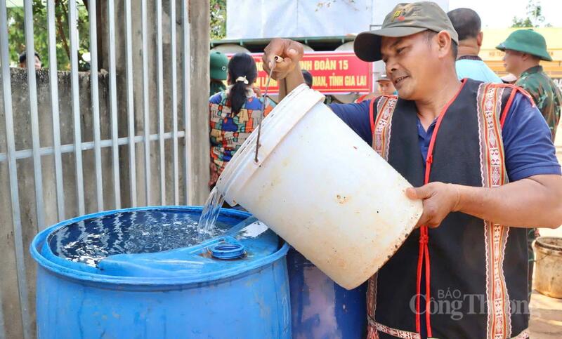Những thùng nước đầy ắp được nhanh chóng đưa về phục vụ sinh hoạt, xua đi nỗi lo thiếu nước kéo dài nhiều ngày qua.
