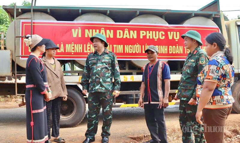 Thượng tá Phạm Xuân Tri (thứ 3 từ trái qua) chia sẻ với người dân làng Sơn.