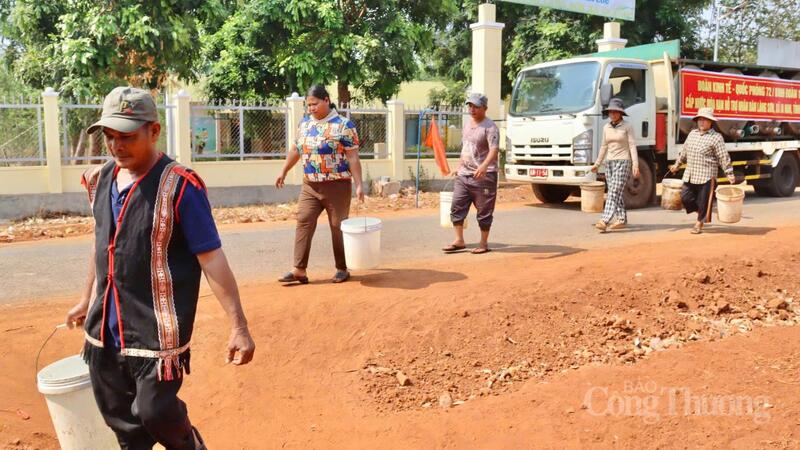 Người dân lấy nước về phục vụ sinh hoạt.