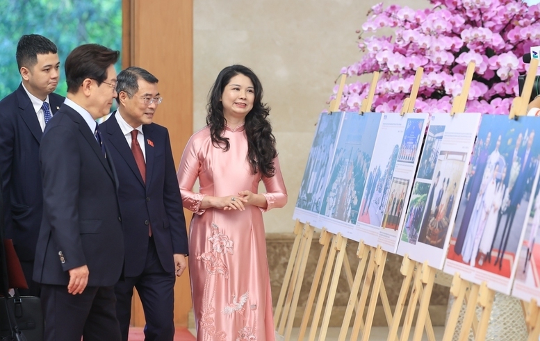 Thủ tướng Lê Minh Hưng và Tổng thống Hàn Quốc Lee Jae Myung tham quan trưng bày ảnh về quan hệ giữa hai nước - Ảnh: VGP/Nhật Bắc