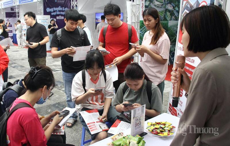 Sinh viên quét mã QR ngay tại gian hàng của doanh nghiệp để tìm hiểu cơ hội việc làm.