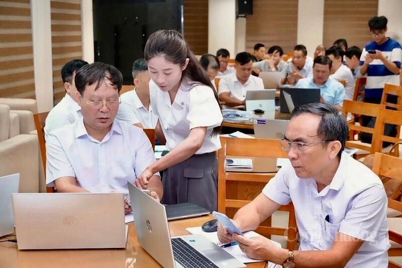 Khóa học “Thực hành ứng dụng trí tuệ nhân tạo (AI) trong hoạt động sản xuất - kinh doanh” diễn ra trong 2 ngày (23 - 24/4). Ảnh: Ngọc Huyền