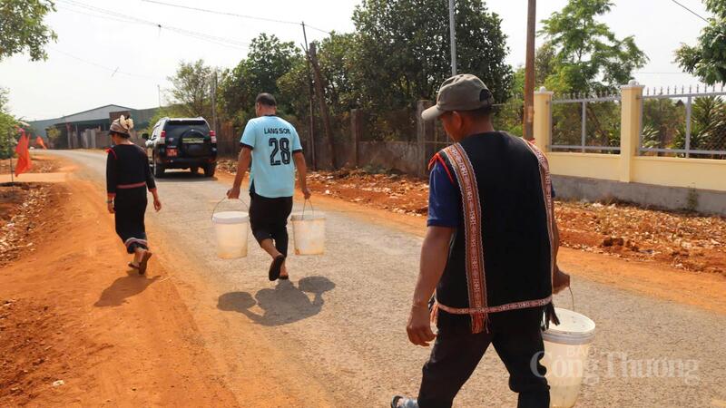 Người dân đưa nước về phục vụ sinh hoạt hàng ngày.