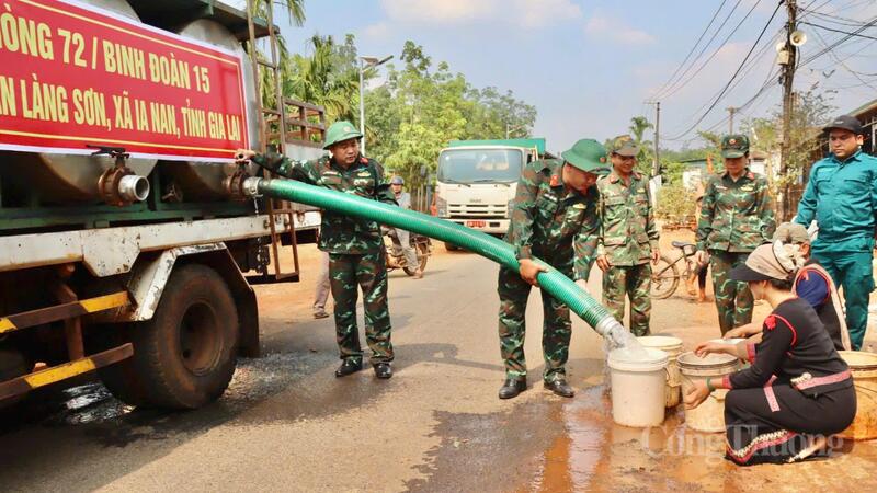 Đoàn Kinh tế - Quốc phòng 72 (Binh đoàn 15) điều xe bồn chở nước sạch vào làng Sơn.