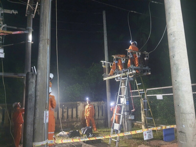 Nhân viên Điện lực Tiên Phước tăng cường làm việc để hoàn thành tiến độ. Ảnh: Diễm Phúc