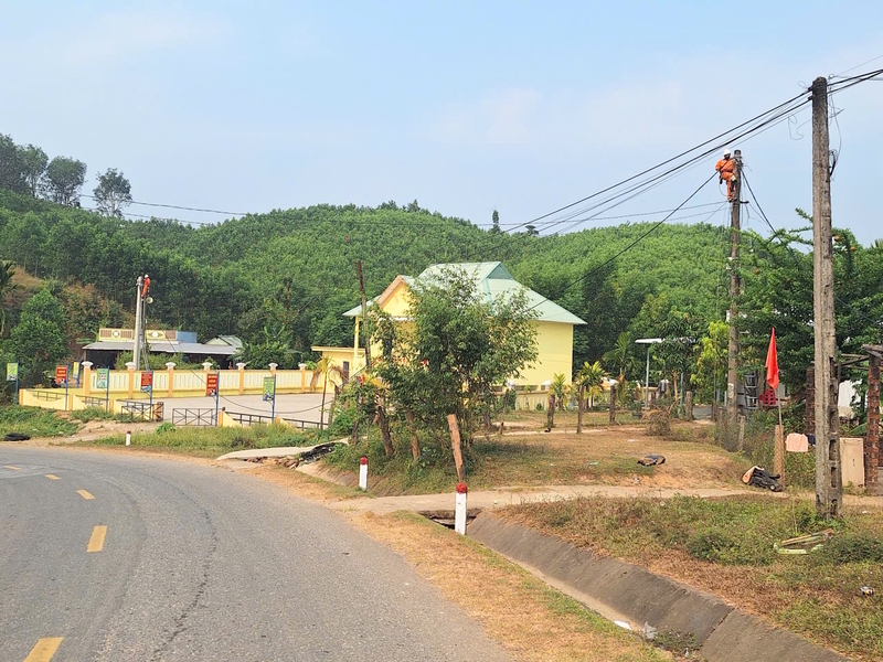 Điện lực Hiệp Đức thay thế, nâng cấp dây hạ thế, phục vụ nhu cầu sử dụng điện của người dân trong mùa cao điểm. Ảnh: Diễm Phúc