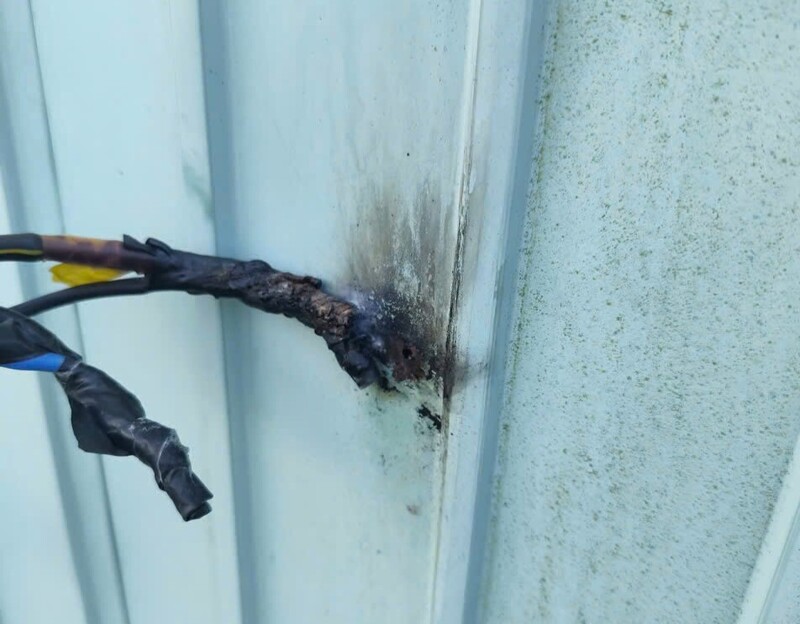 Điện lực Trà My phát hiện vị trí chập điện tại nhà dân. Ảnh: Diễm Phúc