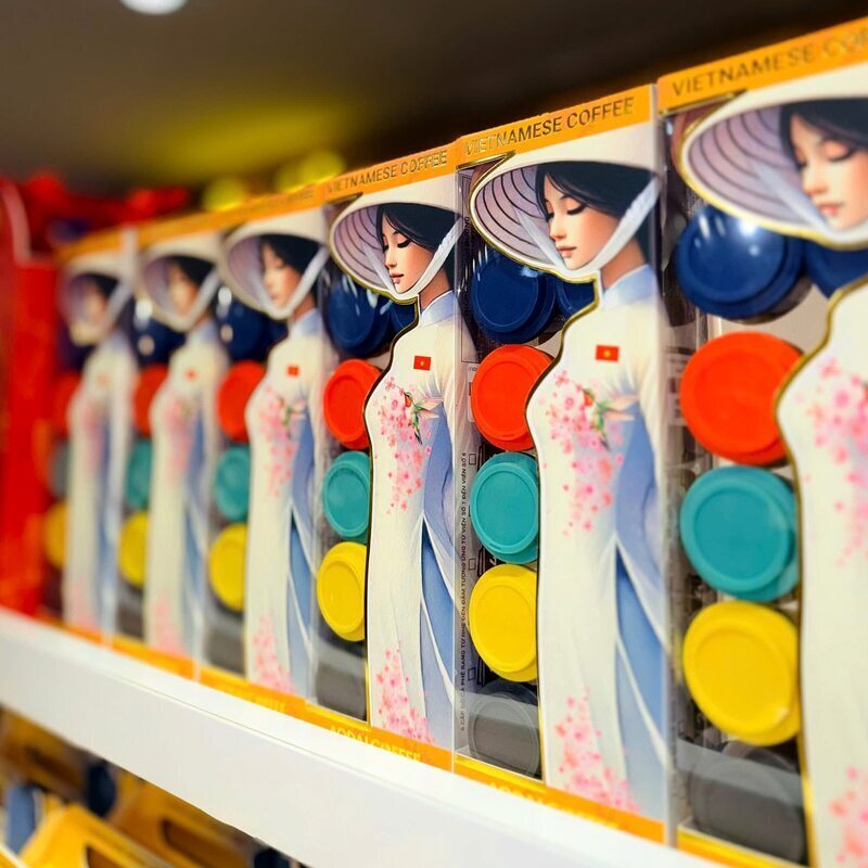 Sản phẩm cà phê mang thương hiệu Aodai Coffee và NONLA Coffee được bày bán trên kệ siêu thị AEON Malaysia. Ảnh: Hoàng Giang