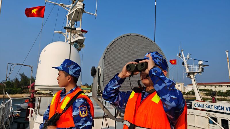 Biên đội tàu của Vùng Cảnh sát biển 2 thực hiện nhiệm vụ trực trên biển. Ảnh: Bình An