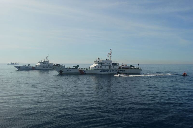 Cán bộ, chiến sĩ tăng cường canh trực sẵn sàng chiến đấu trên các tàu Cảnh sát biển. Ảnh: Bình An