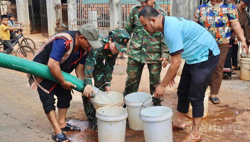 Gia Lai: Bộ đội chở nước tới tận làng, 'giải hạn' cho người dân vùng biên - 9