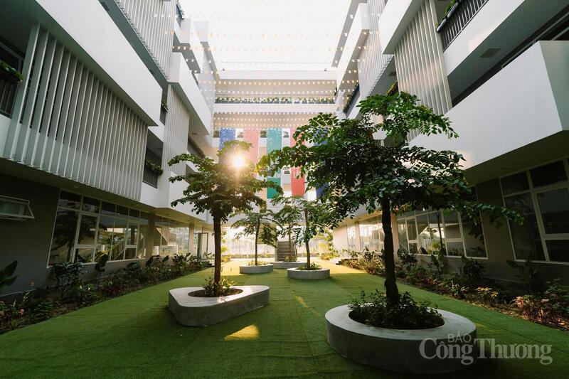 Công trình được thiết bế theo hướng kiến trúc xanh, áp dụng các giải pháp tiết kiệm năng lượng để vừa tạo môi trường học tập tốt, đồng thời nâng cao nhận thức về phát triển bền vững cho học sinh.