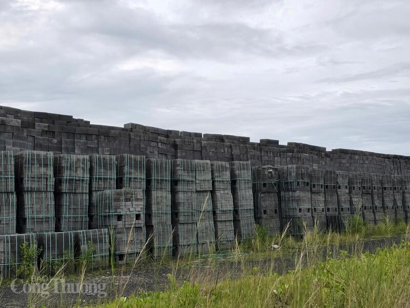 Gạch không nung được sản xuất từ xỉ của Nhà máy Nhiệt điện Duyên Hải. Ảnh: Thu Hường