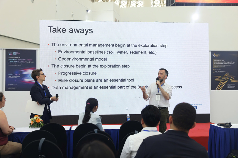 Ông Gaël Bellenfant, chuyên gia của BRGM chia sẻ tại hội thảo “Môi trường trong vòng đời khai thác mỏ”. Ảnh: Linh Linh