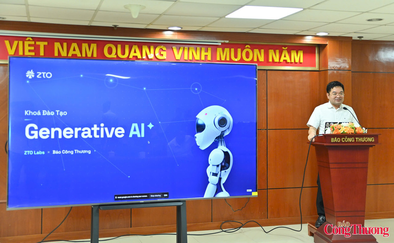 Tổng Biên tập Báo Công Thương Nguyễn Văn Minh chia sẻ tầm quan trọng của ứng dụng AI trong tòa soạn. Ảnh: Nam Nguyễn