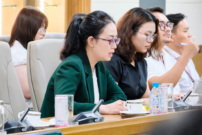 Đại diện các nhà đầu tư, các công ty chứng khoán đặt câu hỏi cho Ban lãnh đạo PVOIL. Ảnh: PVOIL