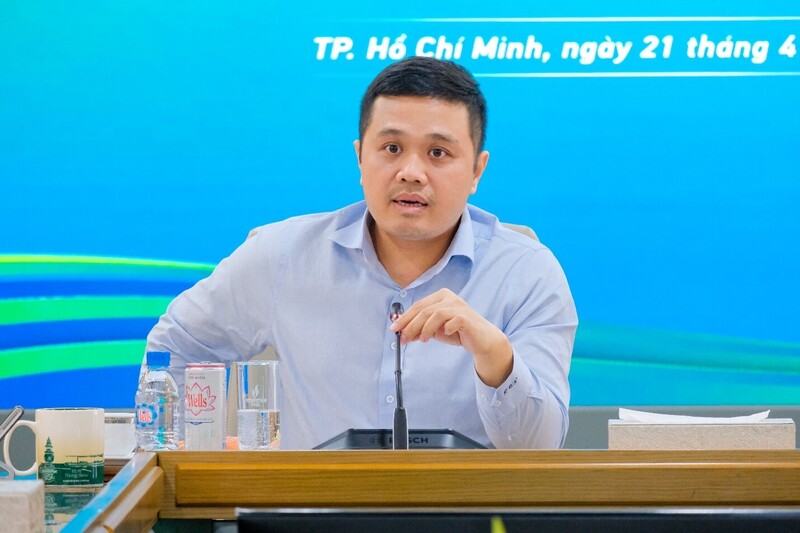 Tổng Giám đốc Nguyễn Đăng Trình thay mặt Ban lãnh đạo Tổng công ty giải đáp thắc mắc. Ảnh: PVOIL