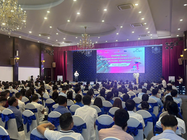 Các ban quản lý chợ, tiểu thương và hộ kinh doanh trên địa bàn tỉnh Thái Nguyên tham gia chương trình tập huấn về chuyển đổi số do Cục Thương mại điện tử và Kinh tế số (Bộ Công Thương) phối hợp với tỉnh Thái Nguyên tổ chức.