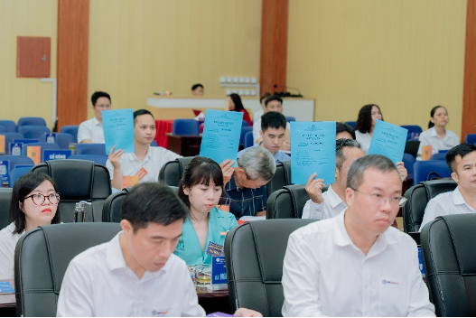 Cổ đông biểu quyết tại đại hội