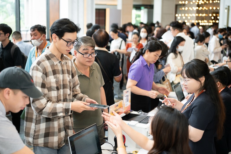 Đại hội đồng cổ đông thường niên 2026 của SHB có gần 3.000 cổ đông và người được ủy quyền trực tiếp tham dự, mức cao kỷ lục trong mùa đại hội ngân hàng năm nay