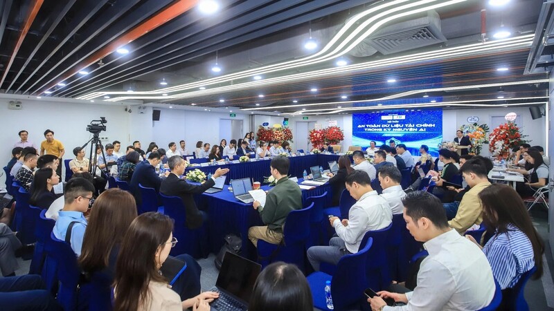 Toàn cảnh hội thảo “An toàn dữ liệu tài chính trong kỷ nguyên AI” diễn ra ngày 23/4 tại Hà Nội với sự tham gia của đông đảo chuyên gia, cơ quan quản lý và doanh nghiệp.