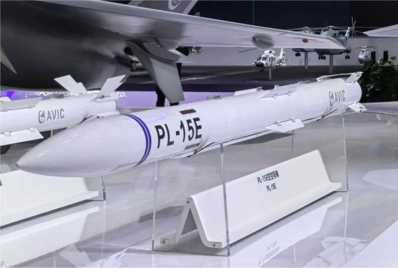 Với khả năng kháng nhiễu và tấn công ngoài vùng nguy hiểm, PL-15 trở thành “lá bài” chiến lược trong học thuyết kiểm soát bầu trời. Ảnh: Army Recognition