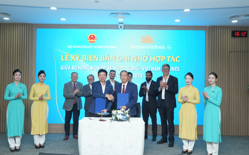 Đại diện Bộ Nông nghiệp và Môi trường - Thứ trưởng Phùng Đức Tiến (đứng bên phải) ký kết Thỏa thuận hợp tác giai đoạn 2026 - 2030 với Vietnam Airlines.