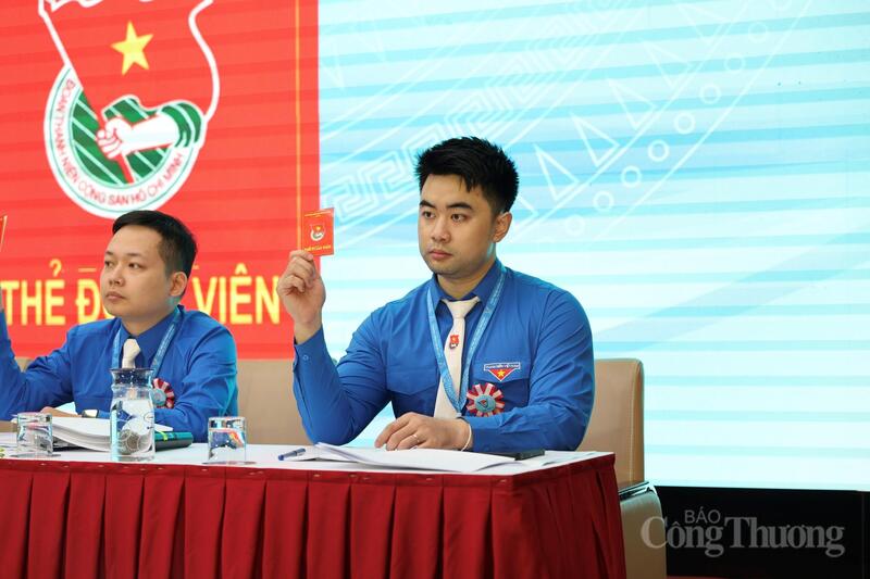 Phó Bí thư Đoàn Thanh niên Bộ Công Thương Nguyễn Quốc Khánh (bên phải) cho biết, cuộc thi hướng tới xây dựng đội ngũ đoàn viên có khả năng “viết đúng, viết trúng và viết có sức thuyết phục” về các vấn đề lý luận chính trị.