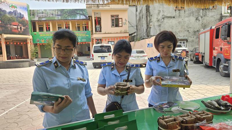Lực lượng Quản lý thị trường TP. Hà Nội kiểm tra vệ sinh an toàn thực phẩm trong không gian lễ hội chùa Thầy. Ảnh: Lê Hà