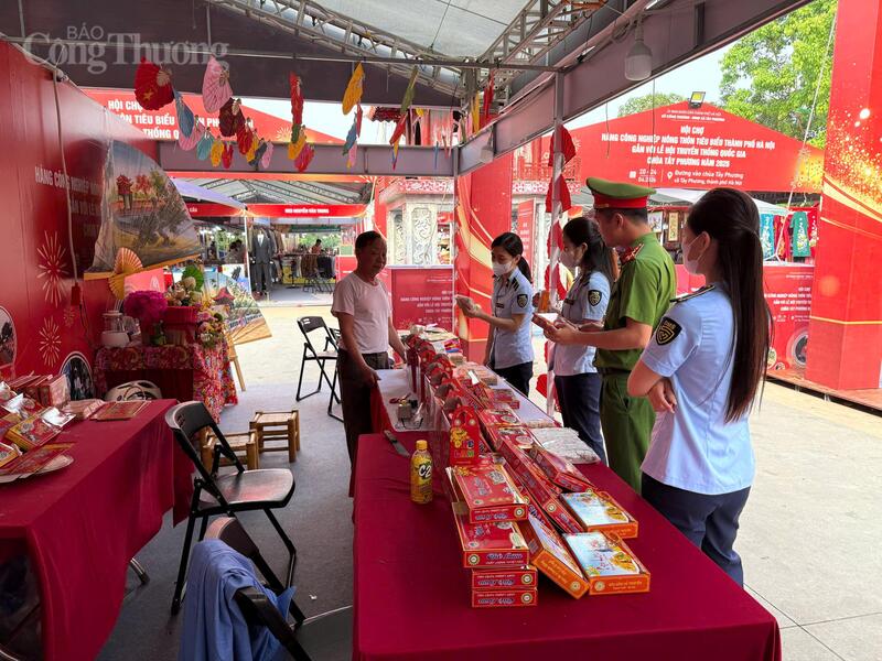 Lực lượng Quản lý thị trường TP. Hà Nội phối hợp chặt chẽ với cơ quan liên ngành tăng cường kiểm tra vệ sinh an toàn thực phẩm tại lễ hội chùa Tây Phương. Ảnh: Việt Khoa