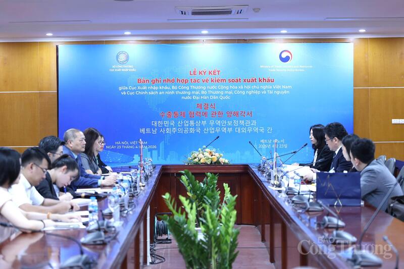 Lễ ký kết Bản ghi nhớ hợp tác về kiểm soát xuất khẩu. Ảnh: Quỳnh Trang