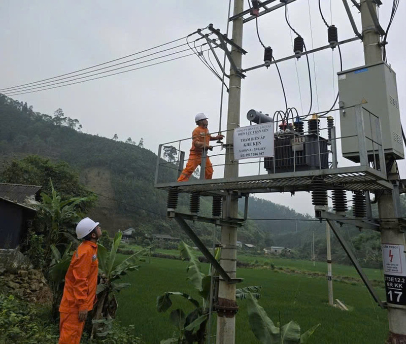 Nhân viên Đội Quản lý điện lực khu vực Trấn Yên kiểm tra trạm biến áp tại thôn Khe Kẹn (xã Cát Thịnh, tỉnh Lào Cai). Ảnh: Đội Quản lý điện lực khu vực Trấn Yên