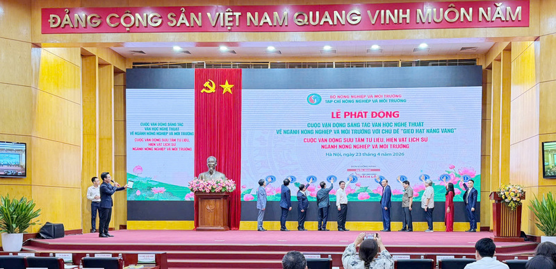Các đại biểu nhấn nút phát động Cuộc vận động sáng tác văn học nghệ thuật về Nông nghiệp và Môi trường với chủ đề “Gieo hạt nắng vàng” và Cuộc vận động sưu tầm tư liệu, hiện vật lịch sử ngành Nông nghiệp và Môi trường. Ảnh: Minh Nghĩa