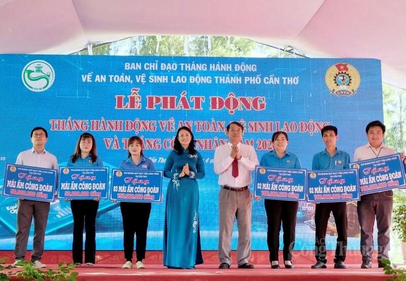 Lãnh đạo TP. Cần Thơ trao tặng Mái ấm công đoàn cho đoàn viên, người lao động có hoàn cảnh khó khăn.