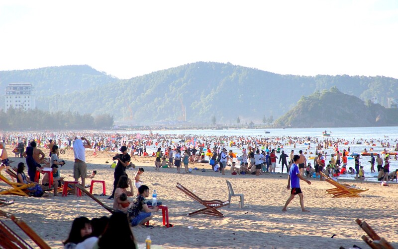 Bãi tắm sôi động trong những ngày nắng nóng