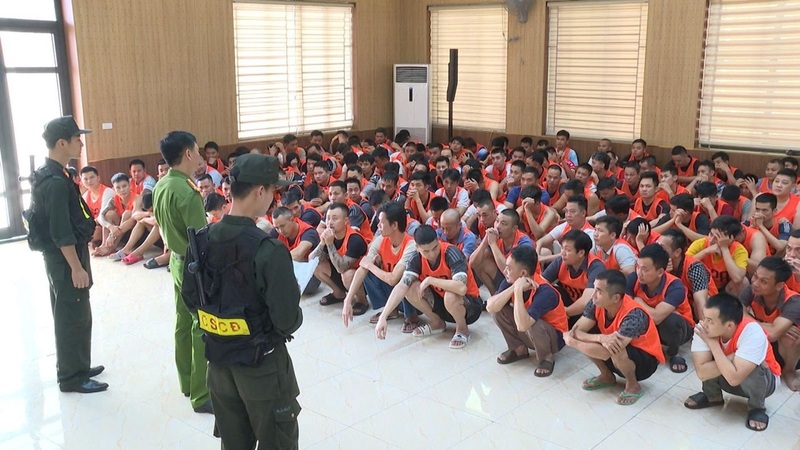 Các đối tượng liên quan đến vụ án mặc áo màu cam. Ảnh: Công an Thanh Hóa