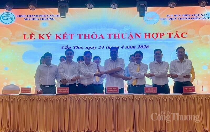 Lễ ký kết hợp tác các bên tại hội nghị.