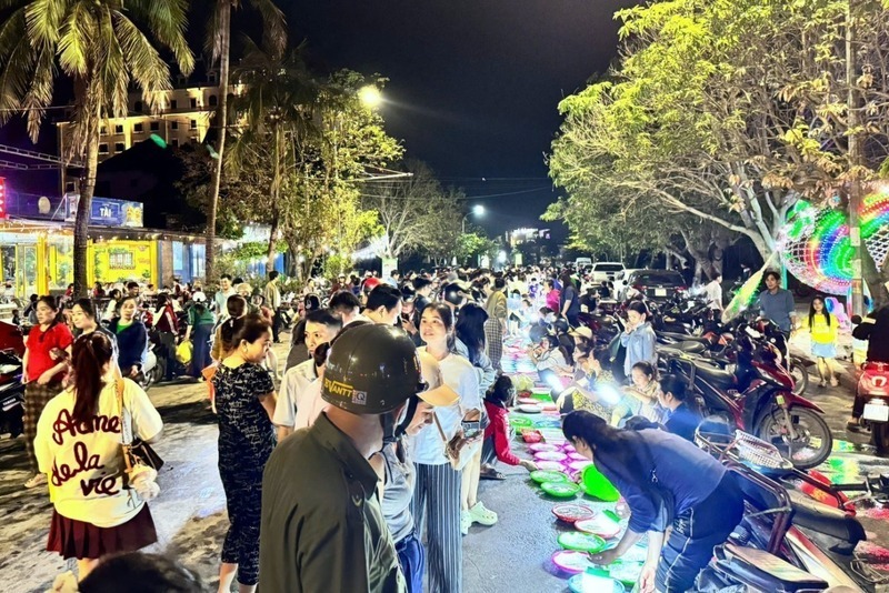 Trải nghiệm chợ mực nháy về đêm