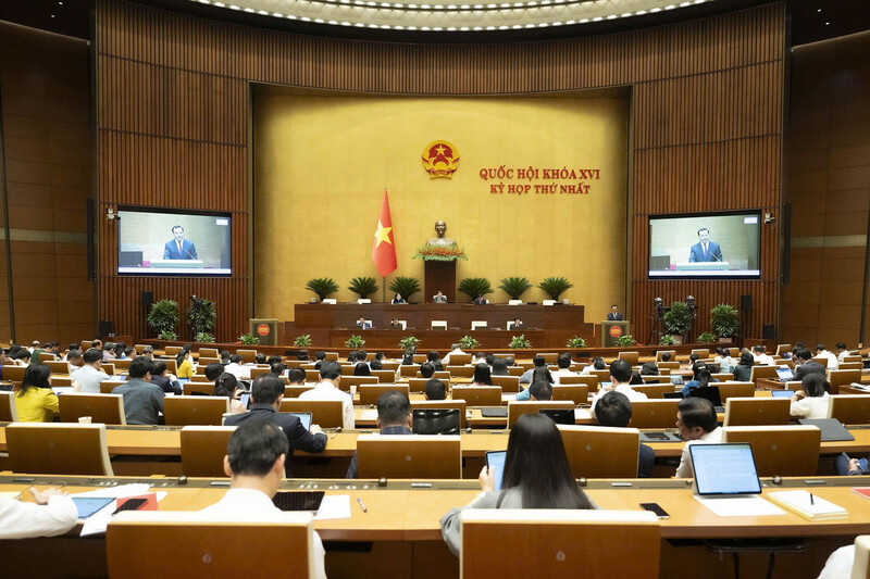 Với 492/492 đại biểu có mặt tán thành (đạt tỷ lệ 100%), Quốc hội đã biểu quyết thông qua Luật Tín ngưỡng, tôn giáo (sửa đổi). Ảnh: VPQH