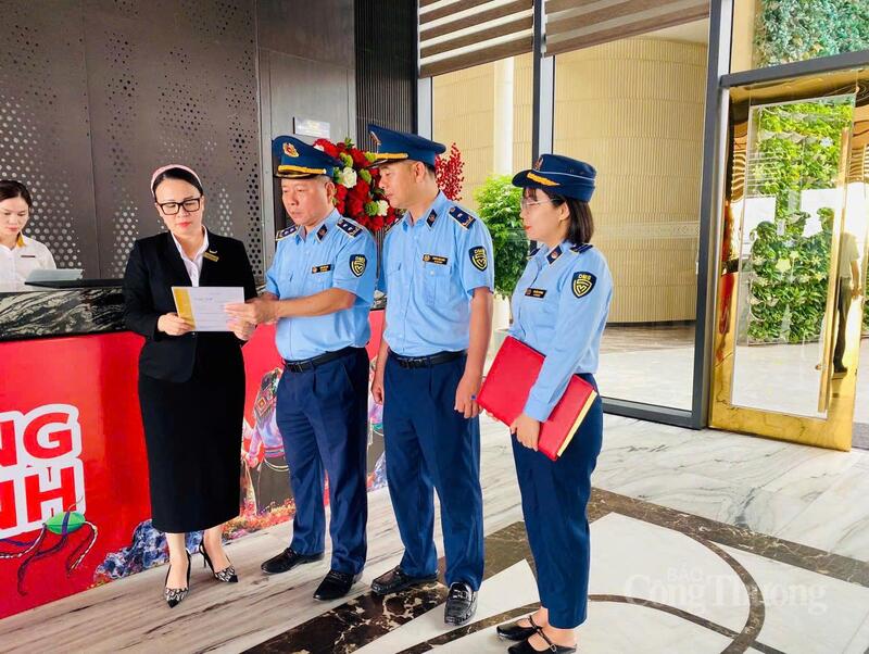 Các cơ sở kinh doanh cam kết không đầu cơ, găm hàng và không tự ý nâng giá dịch vụ khi lượng khách tăng cao. Ảnh: Thành Đô