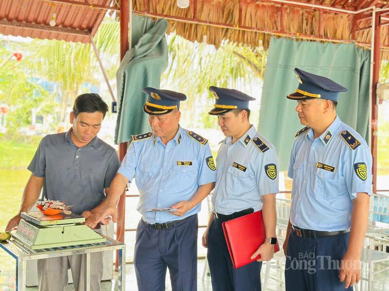 Với đặc thù lượng khách đổ về có thể lên đến hàng vạn người cùng lúc, công tác quản lý tại các khu du lịch biển được nâng lên mức độ cao nhất. Ảnh: Thành Đô